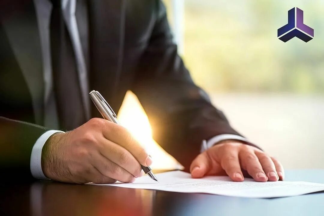 Подписание контракта. Мужчина подписывает документы. Подпись документов. Рука подписывает. Бизнесмен подписывает бумаги.