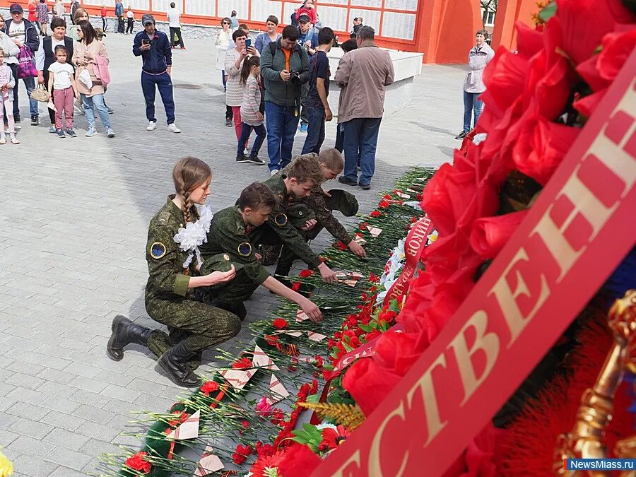 Миасс в память вк. Миасс мемориал прощание. Миасс в память Миасс мемориал. Миасс мемориал прощание автозавод. Возложение венков Миасс чеченским войнам.