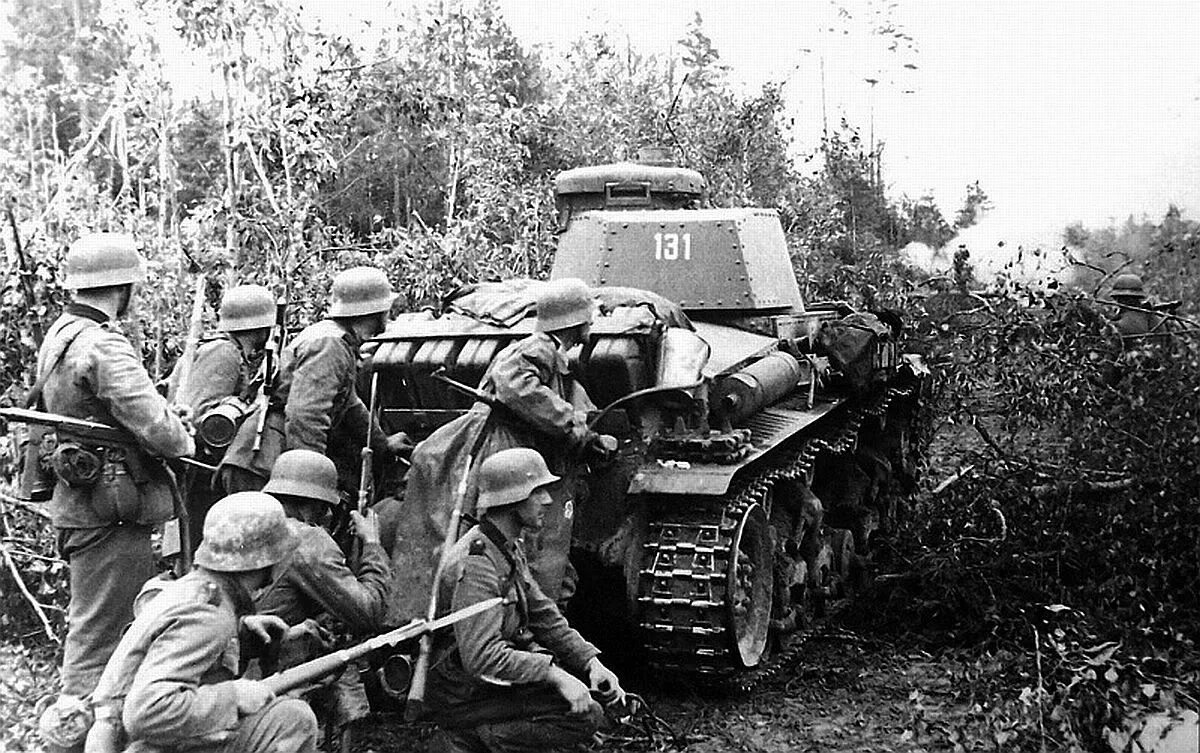 1945 год восточный фронт. PZ 35t 1941. PZKPFW 35 T. Танковые дивизии вермахта 1941. PZ 35 T Ленинград.