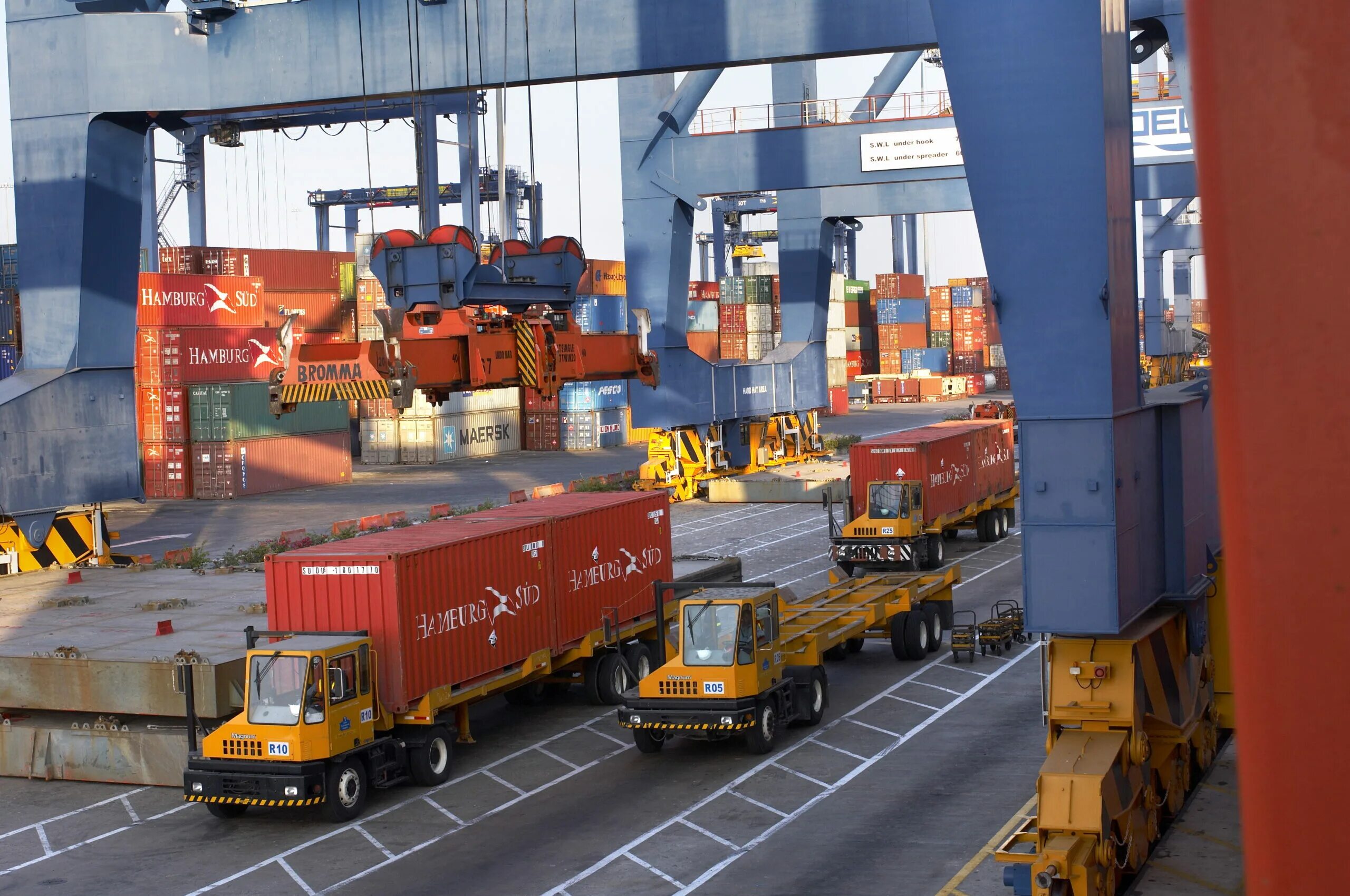 Кран. Машино транспортная станция это. Производственный транспорт. Industrial port background. Грузовик в порту.