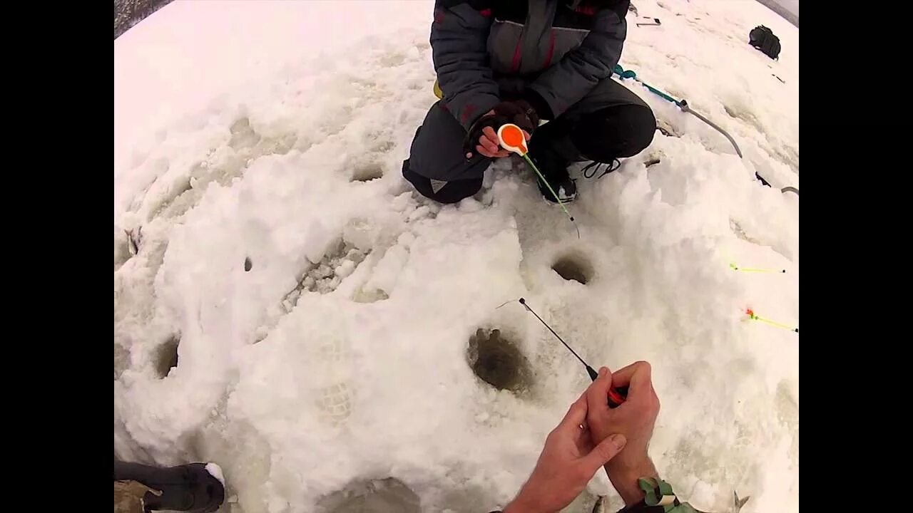 Ловля без насадки. Удочка для мормышки зимой. Зимняя ловля плотвы на мормышку без насадок. Рыбалка на сорогу зимой. Ловля на безмотылку против насадки.