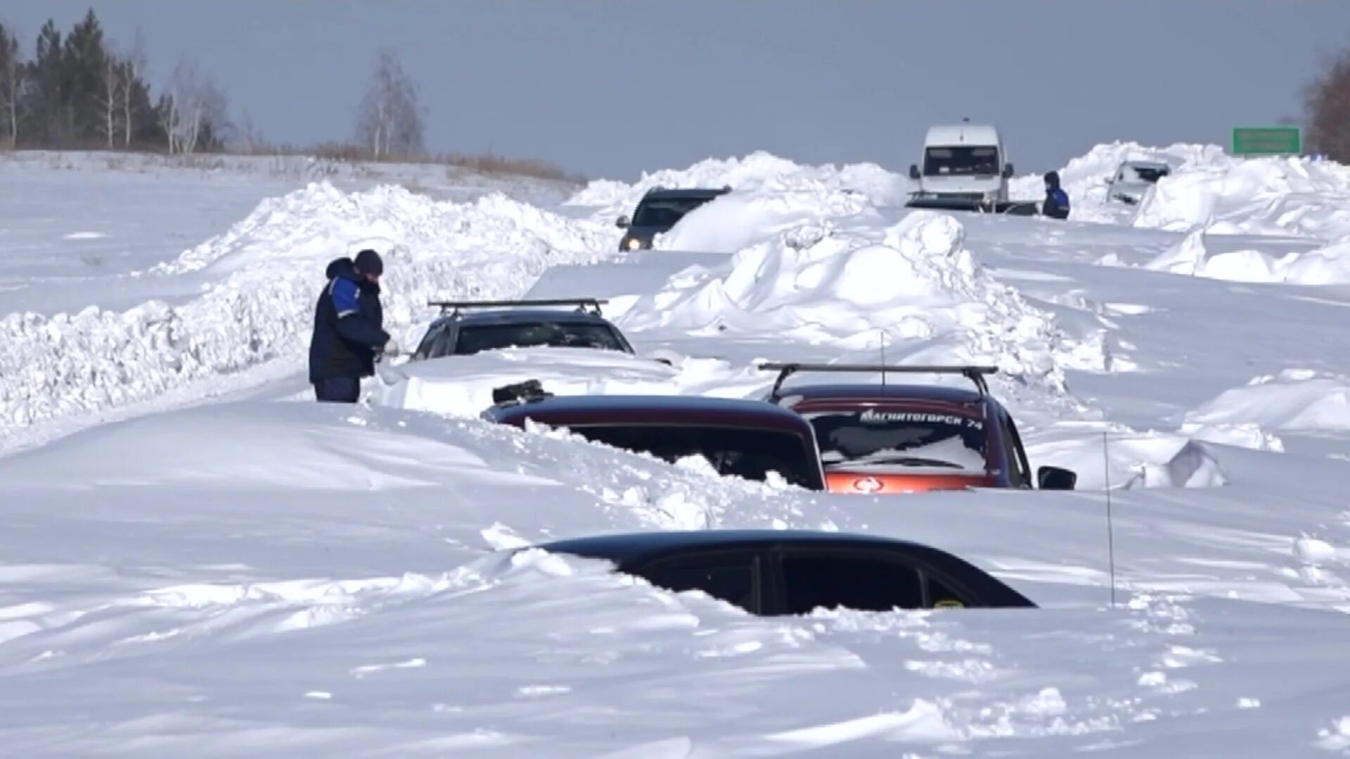 Буран в Башкирии. Снежные заносы на трассе. Машина в снегу на трассе. Снежные заносы в Челябинской области.