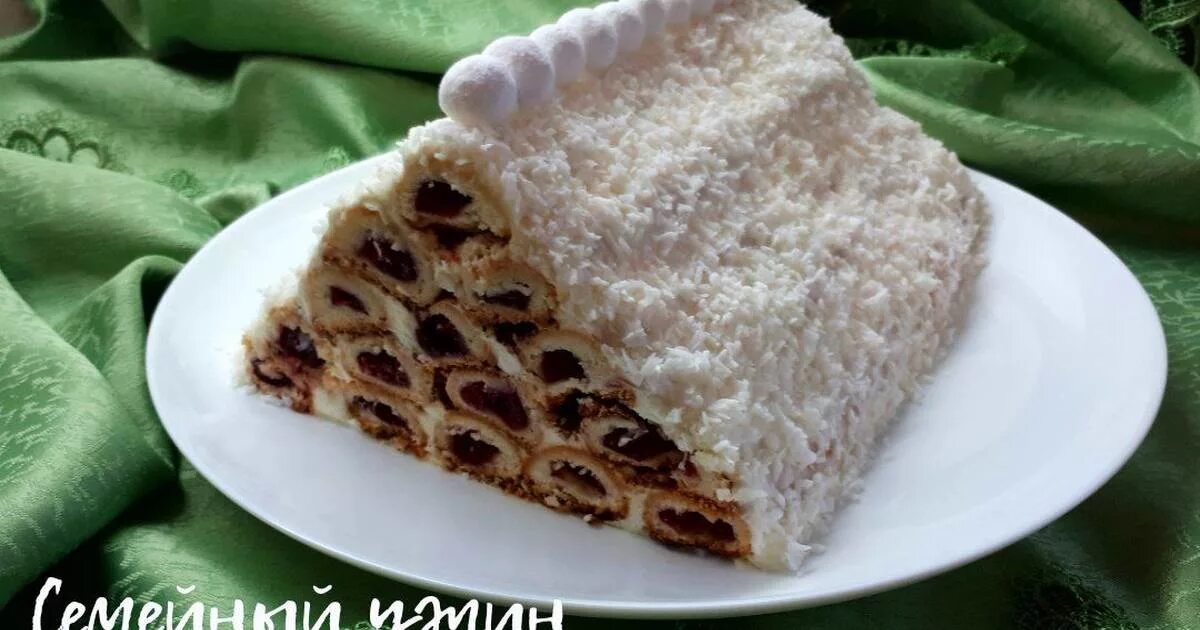 Торт монастырский из лаваша. Монастырская изба трубочки. Монастырская изба из готового теста. Торт изба со слоеным тестом. Торт избушка со сгущенкой.