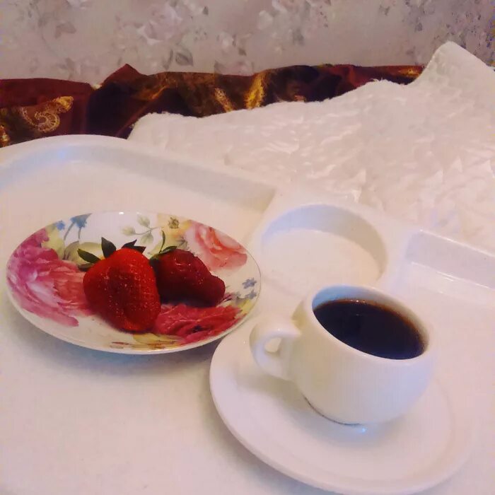 Чашка кофе на кровати - Дом Мебели.ру