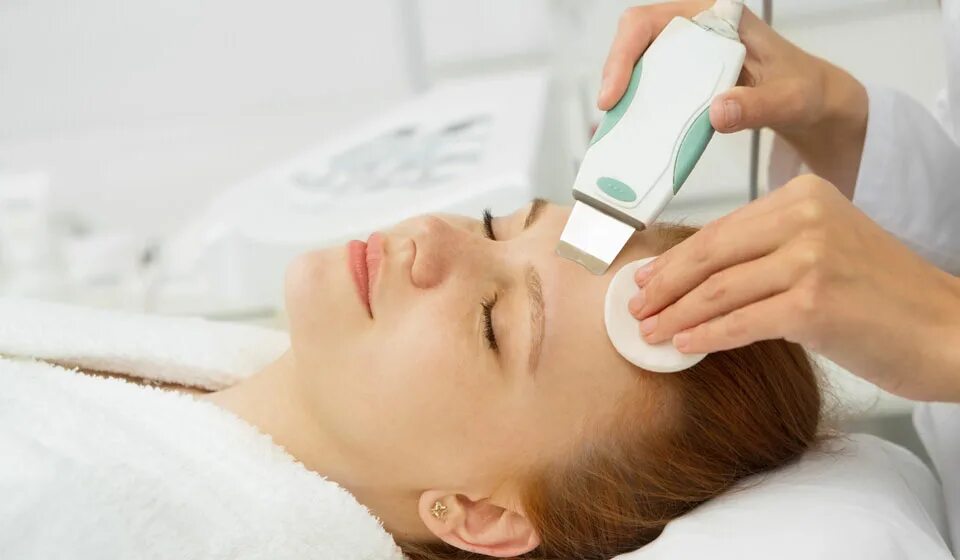 Аппаратная чистка. Ультразвуковая чистка (skin master plus). чистка лица аппаратная ультразвуковая. ультразвуковая чистка лица у косметолога.