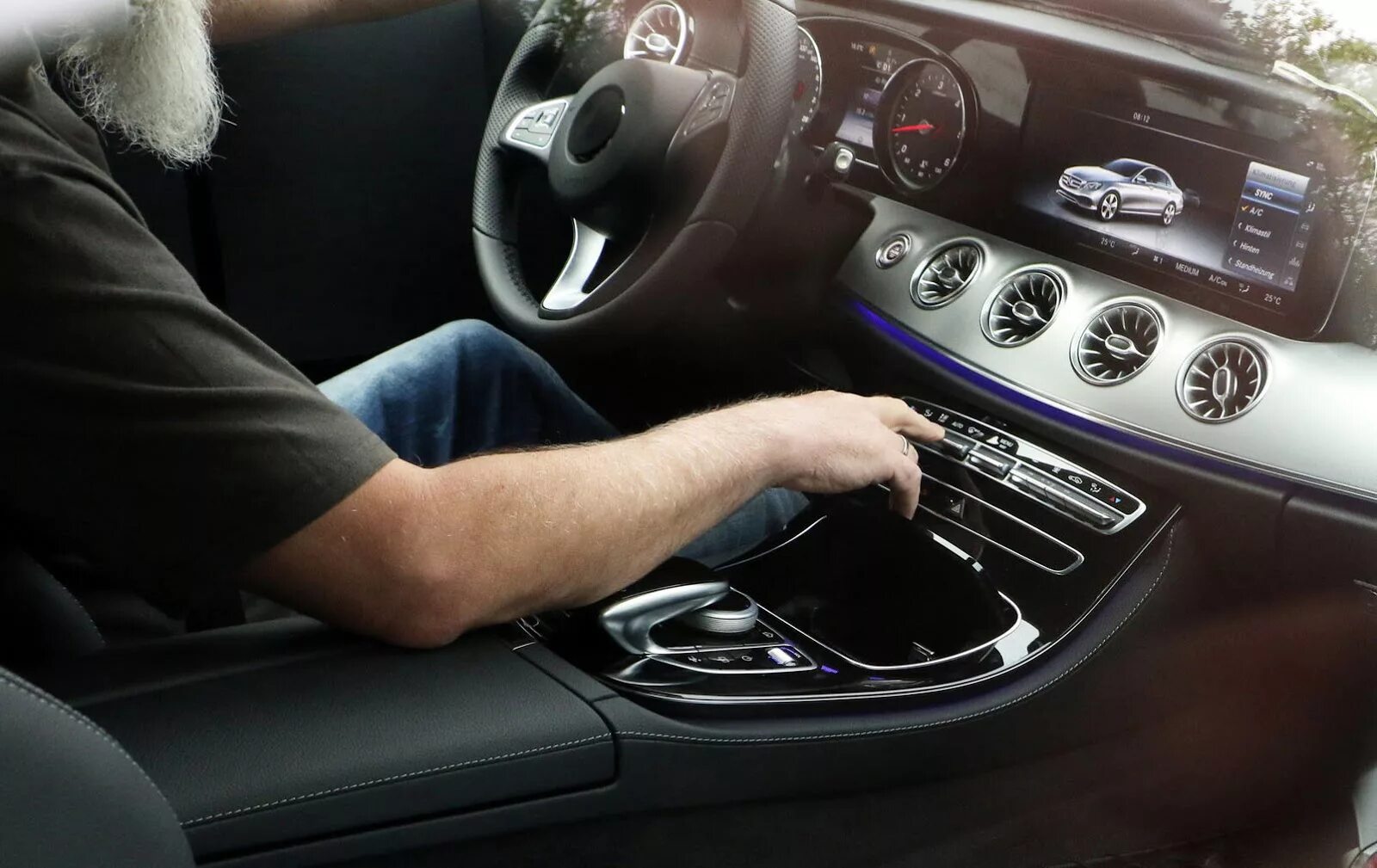 C класс человек. Mercedes-benz w213 селектор. mercedes e class 2018. bmw w213. мерседес е класс 213 механика.