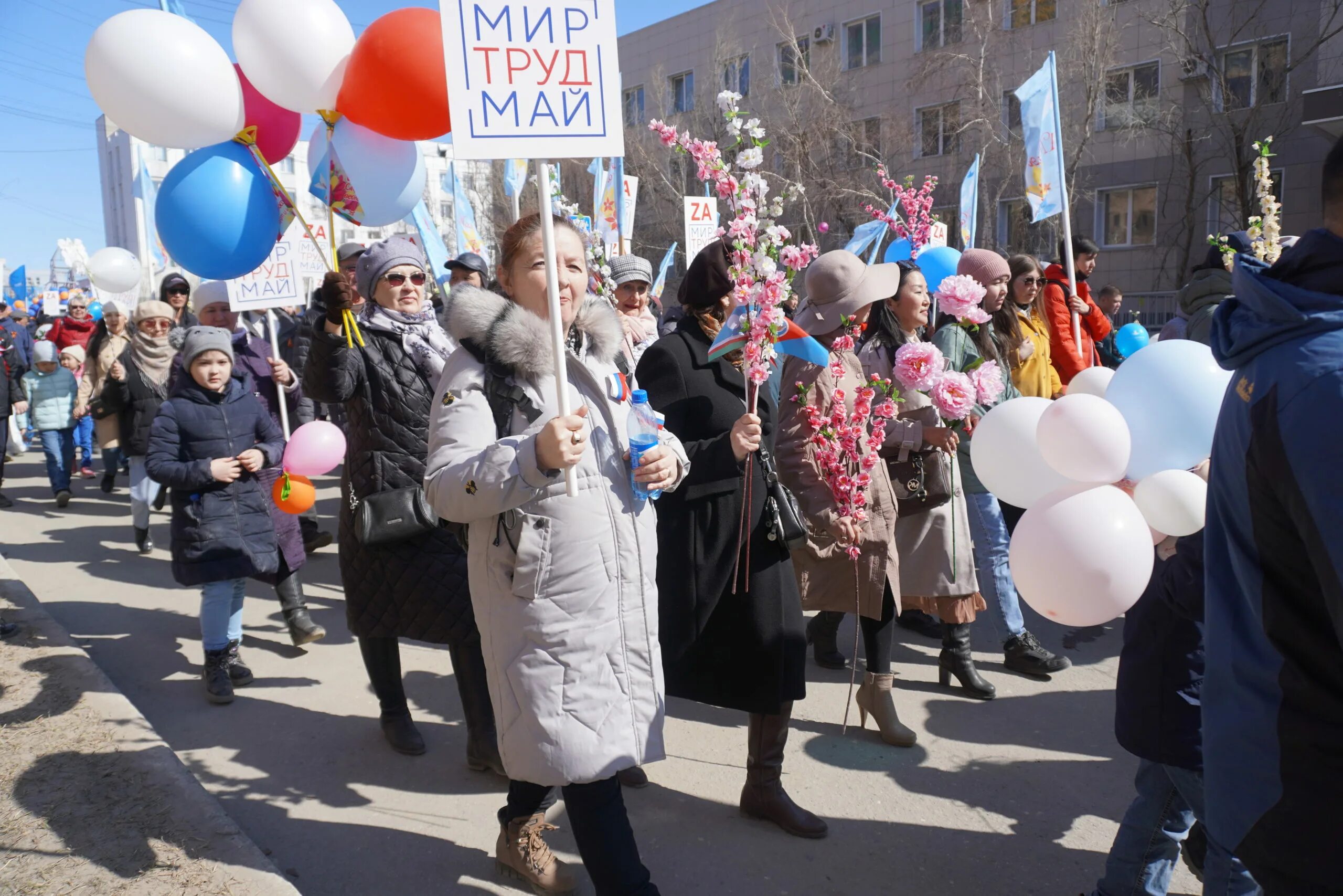 Парад 1 мая москва. Парад 1 мая 1041. Парад 1 мая 2022. Идеи на парад 1 мая. Шествие в праздник весны и труда в Омске.