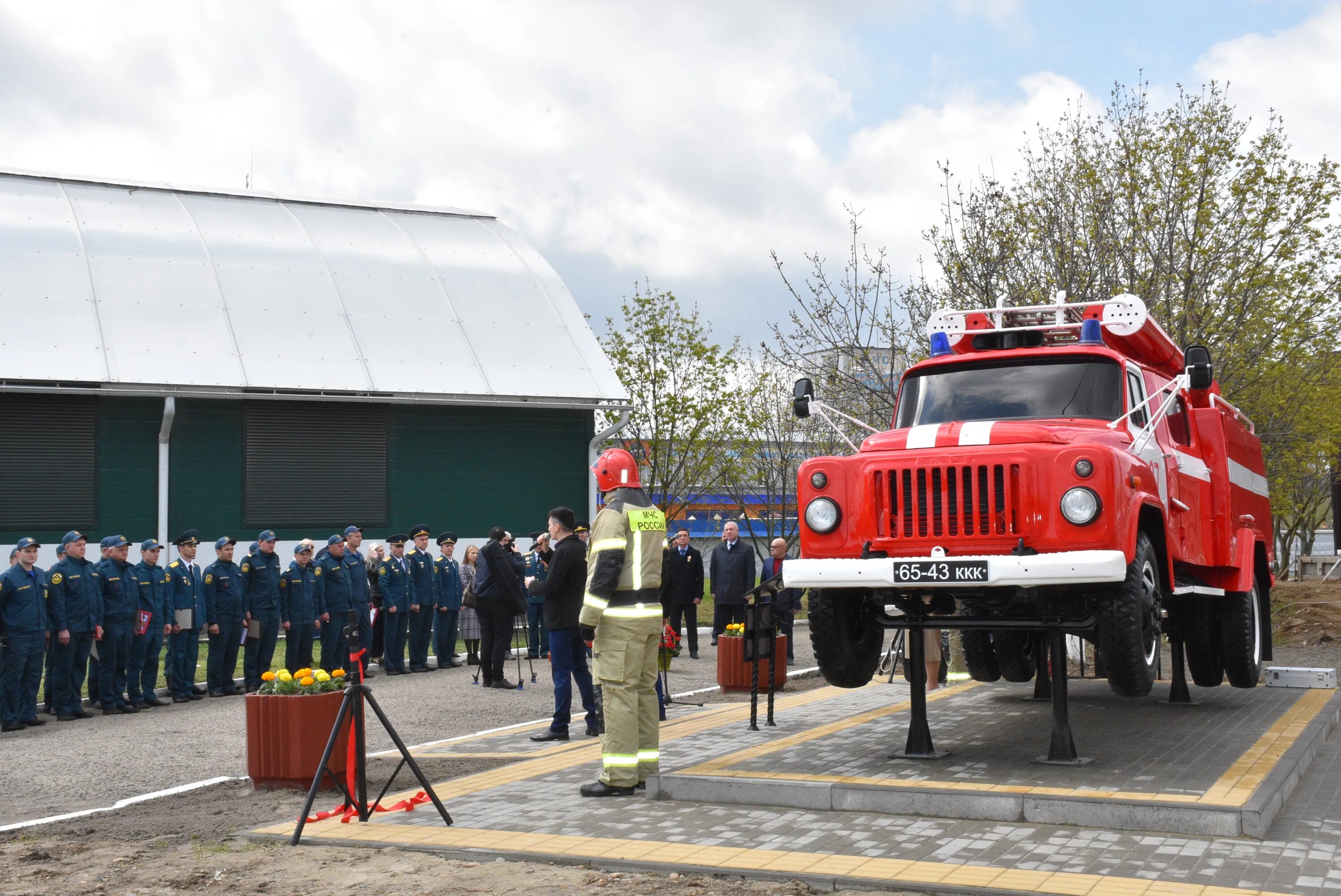 Спасатель автомобильный. Автомобили спасателей мчс. Пожарная машина дснс ford cargo. Ивеко мчс россии. Спасатель автомобильный.