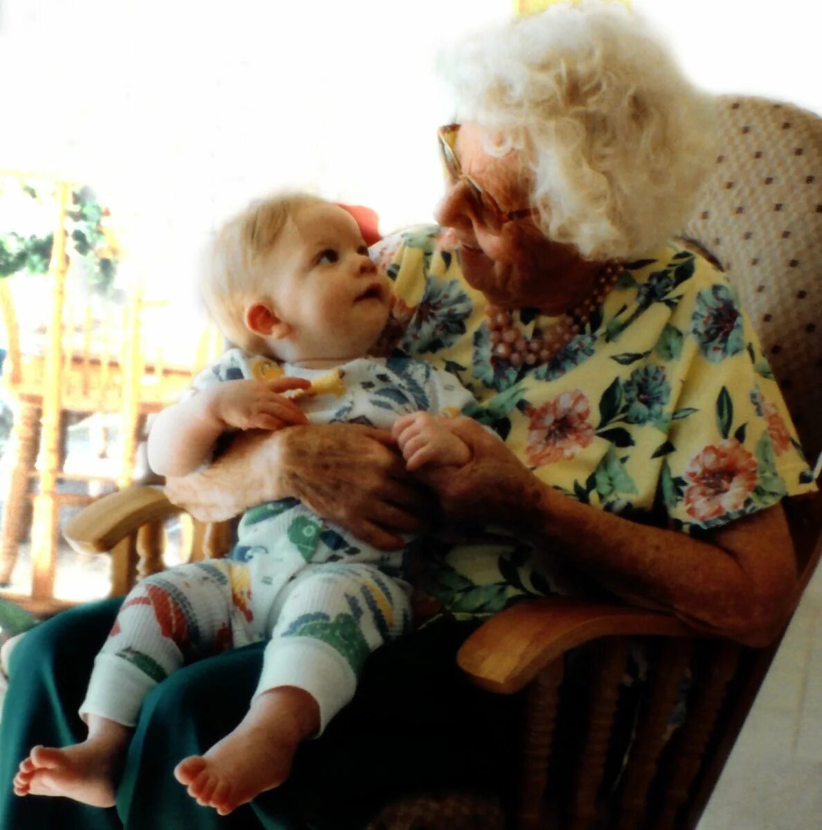 Бабушки худые маленькие. Пенсионеры и дети. Бабушка и внучка. Бабушка с внучкой на руках. Современная бабушка с внуком.