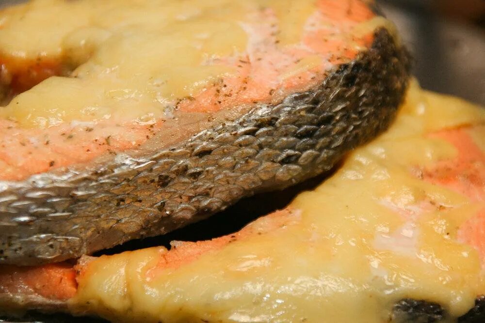 Форель запеченная кусочек. Семга чавыча кумжа. Жареная форель кусочками. Форель запеченная в духовке стейками. Филе речной форели.