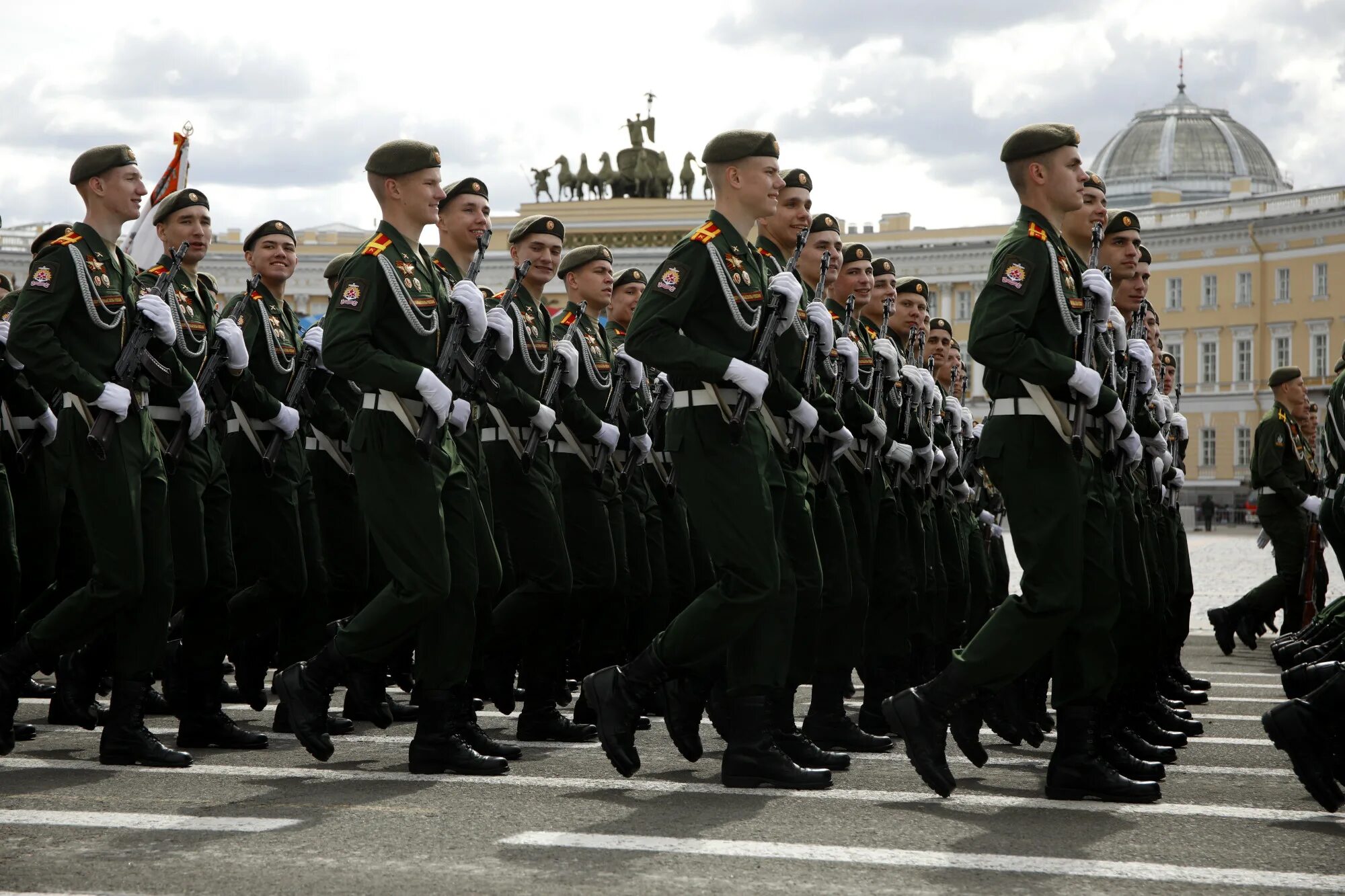 Парада победы 9. Солдаты на параде. Российский солдат на параде. Солдаты на параде 9 мая. Парад Победы солдаты.