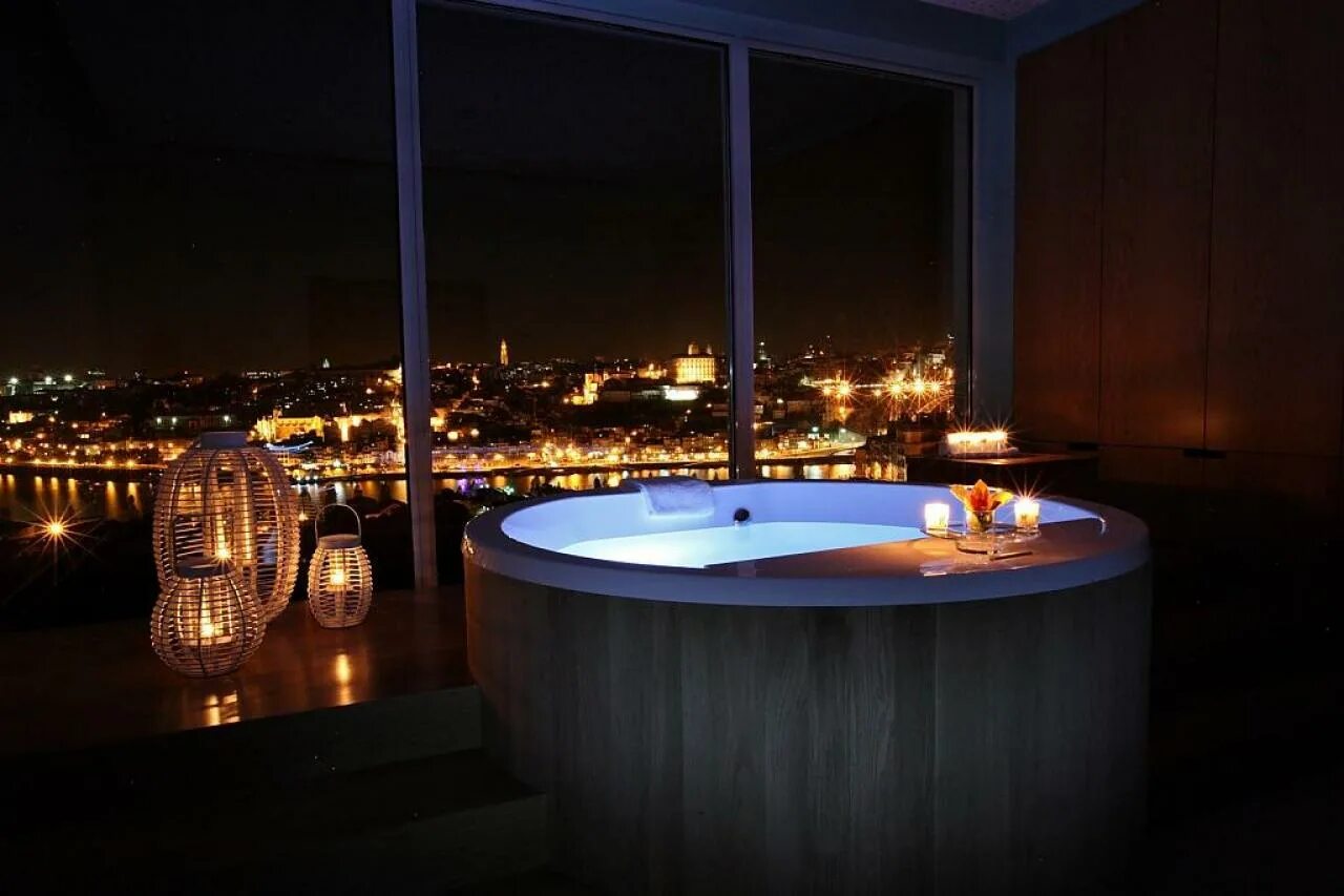 Отель москва сити с панорамным видом. Отель в Москва Сити с панорамным видом с джакузи. Джакузи с панорамным видом. Джакузи с панорамными окнами. Джакузи ночью.