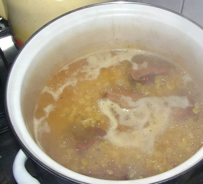 Можно кормящим гороховый суп. Суп с макарошками. Суп с тушенкой. Суп с клецками в кастрюле. Картошка с тушёнкой суп в кастрюле.