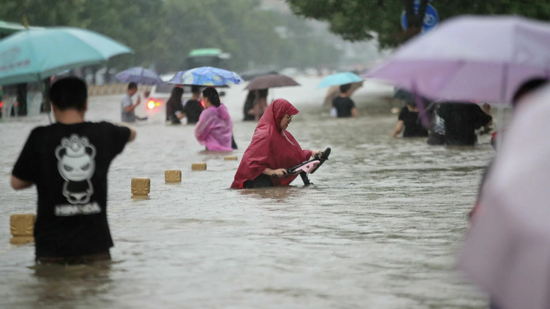 Какое наводнение в китае. Наводнение в Китае 2021. Чжэнчжоу наводнение. Чжэнчжоу провинция Хэнань. Китай метро наводнение.