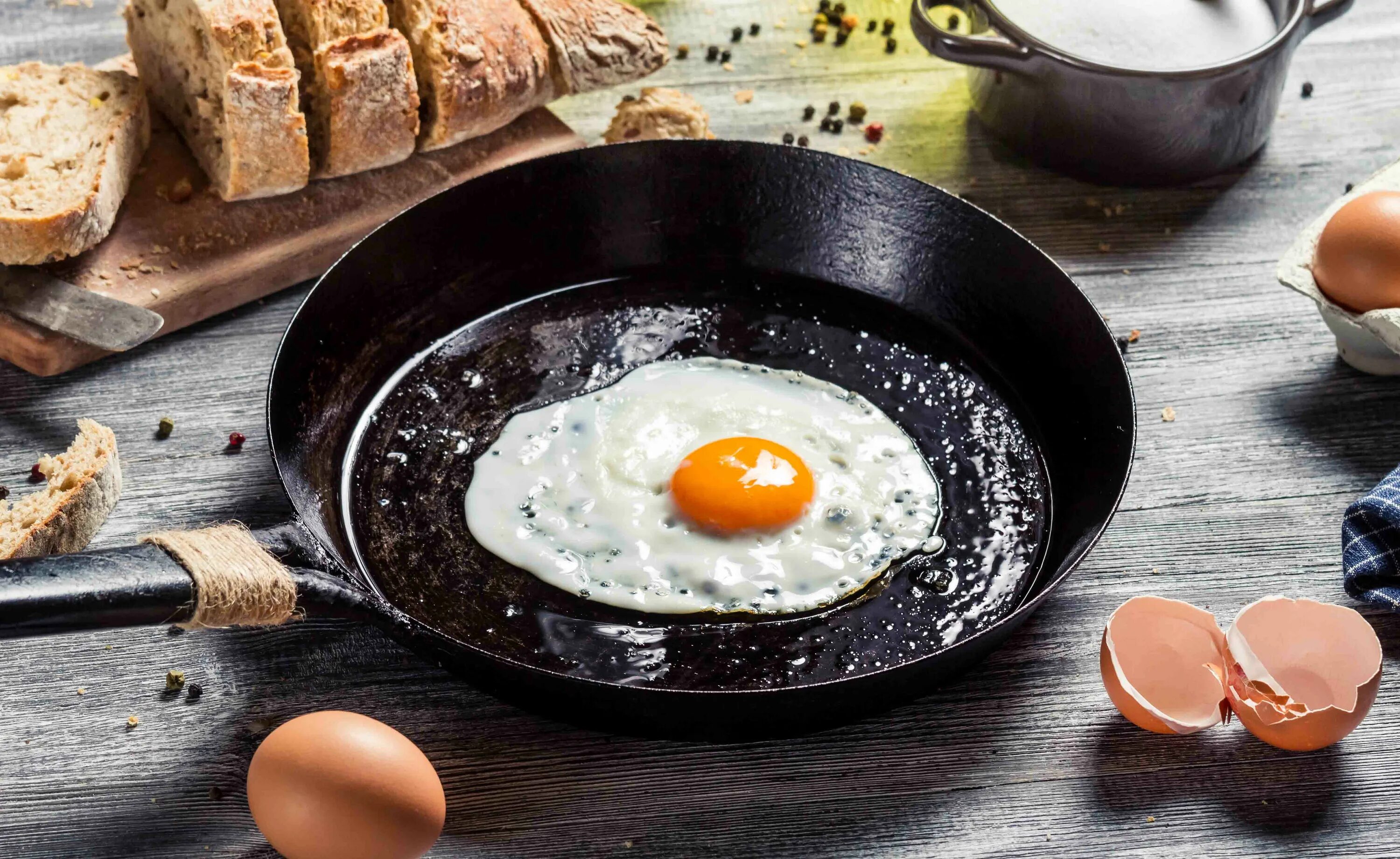 Сковорода с яичницей. Яичница. Сковородка для яичницы. Яичница глазунья. Можно есть яйца каждый день на завтрак