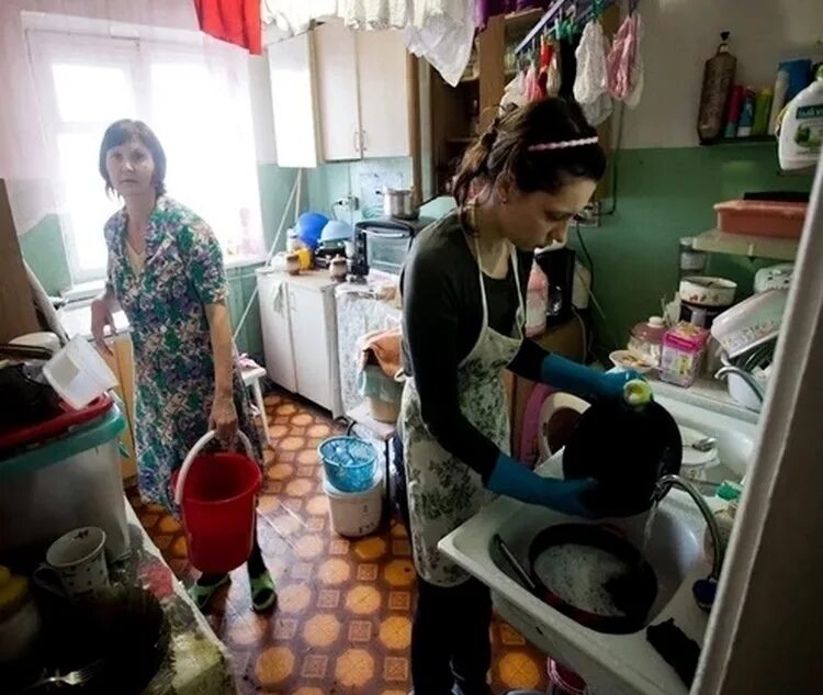 Коммунальная квартира современная. Коммунальная квартира фото. Фотосессия в коммуналке. Коммуналка васильевский остров. Питерские коммуналки фото.