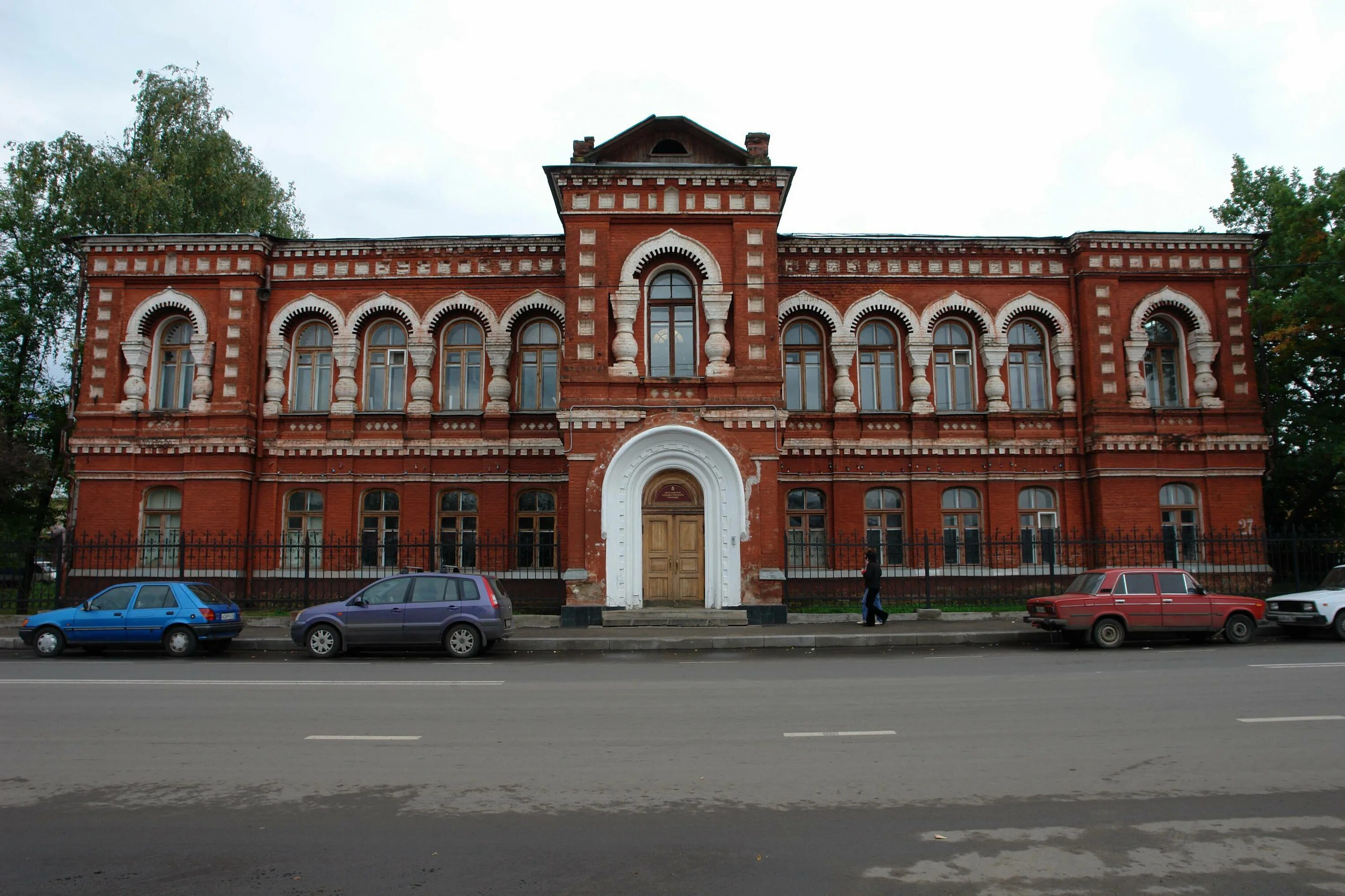 Сайт ярославского худ училища. Училище города ярославля. Художественный колледж ярославль. Особняк градусова ярославль. Купец ярославль брагино.