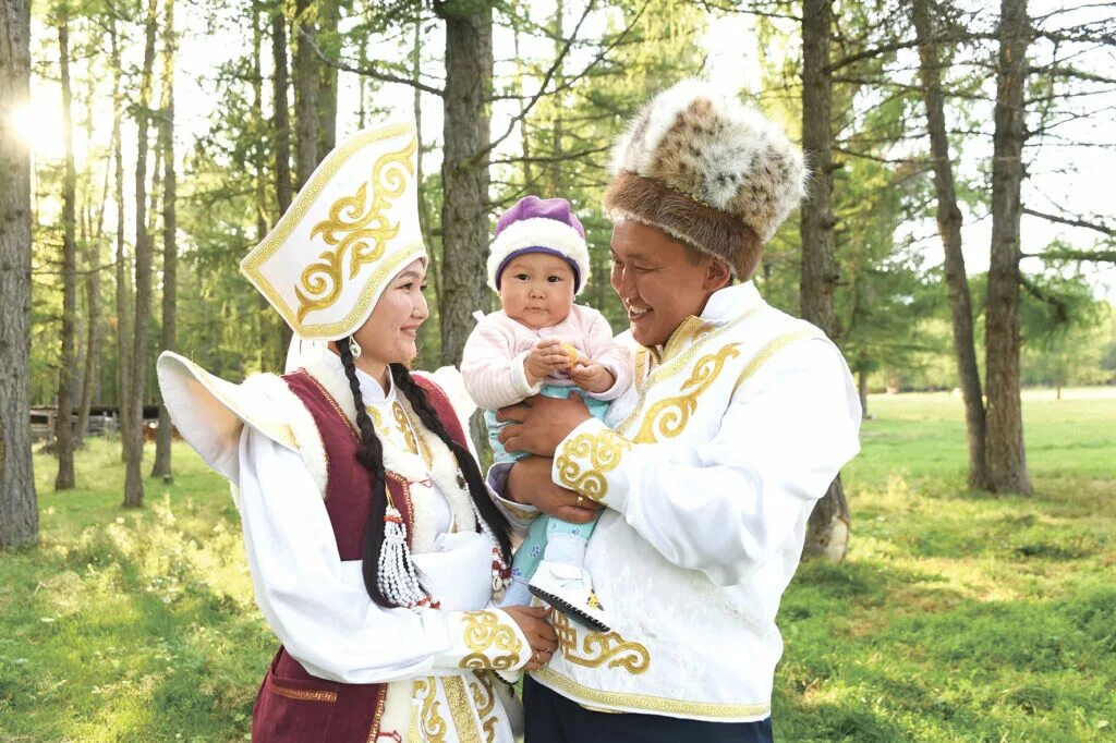 Год семьи алтайский край. Жители Алтая. Алтайская семья. Семья на Алтае. Алтайская семья картинки.