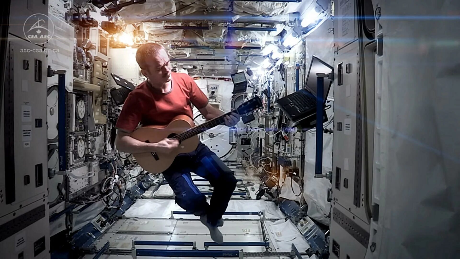 Рекорд по времени в космосе. Chris Hadfield. Кристофер Хэдфилд с гитарой.