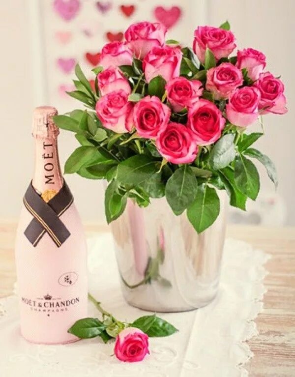 Шампанское и розы 22 экстра. Цветы и шампанское. Шампанское и розы. Букеты цветов и шампанского. Букет цветов и шампанское.