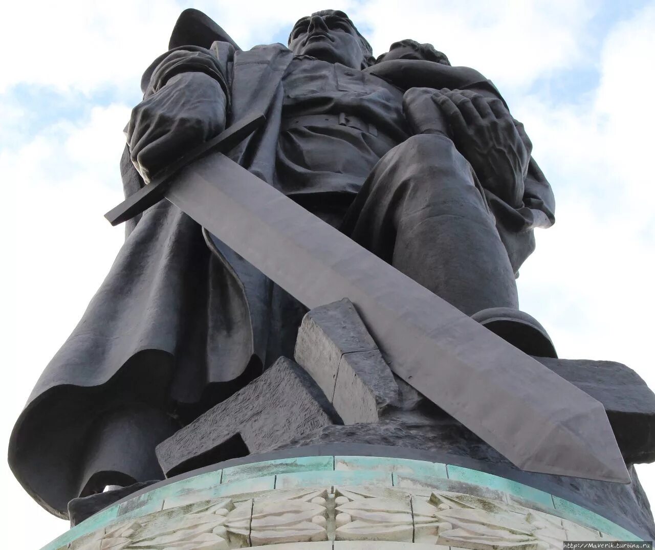 В каком городе воин освободитель установлен. Трептов-парк мемориал советским солдатам в берлине. трептов парк памятник советскому солдату. воин освободитель берлин меч. скульптура в трептов парке в берлине.