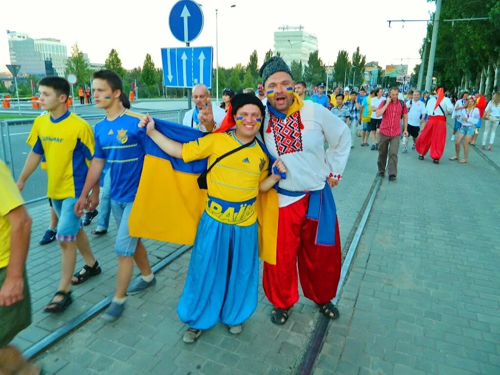 Украинцы донецка. Евро 2012 Донецк. Донецк евро 2012 фото. Евро 2012 украинцы Донецк. Донецк 2012 год евро 2012.