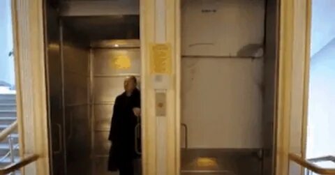 В поднимающемся лифте