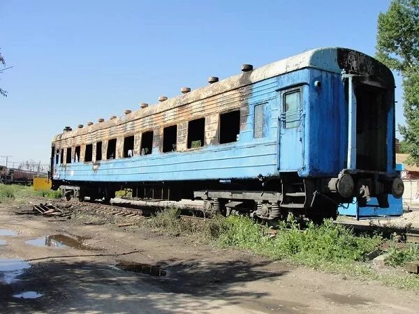 Списанные пассажирские вагоны. Пассажирский вагон Крым заброшенный. Заброшенные пассажирские вагоны РЖД. Списанные вагоны. Вагон ЖД списанный.