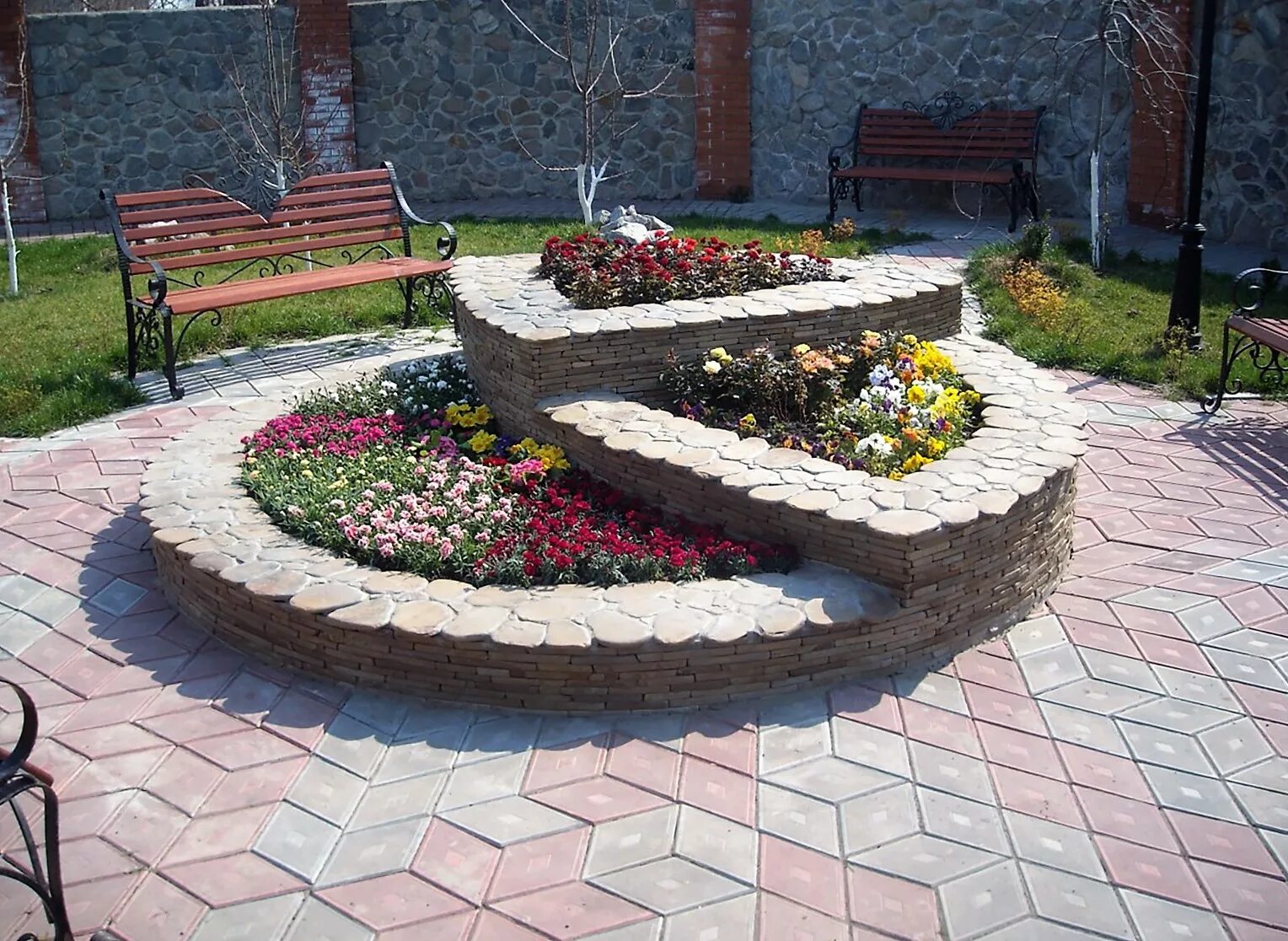 Клумбы из кирпича для цветов. Клумба из кирпича. многоярусные клумбы из камня. многоуровневый цветник. круглые каменные клумбы.