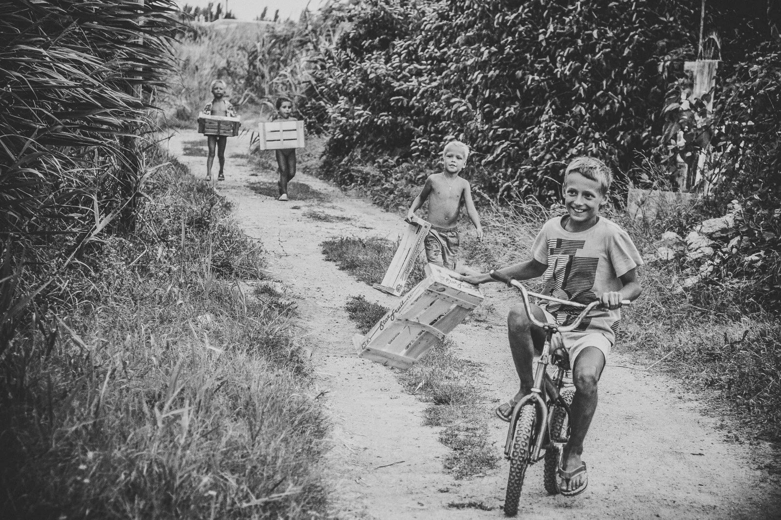 В первые годы детства человек проходит конечно. Мальчишки на великах. Дети на велосипедах в деревне. Деревенские мальчишки. Детство на велосипеде.