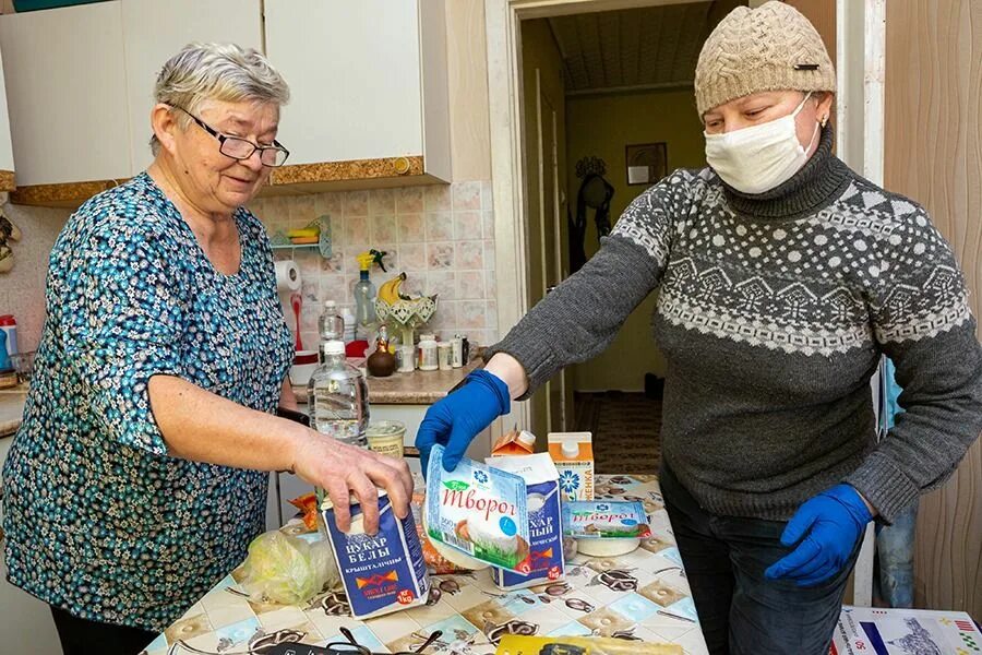Новая помощь пенсионерам. Социальный работник. Волонтеры помогают пожилым людям. Социальная поддержка пожилых людей. Социальное обслуживание пожилых людей.