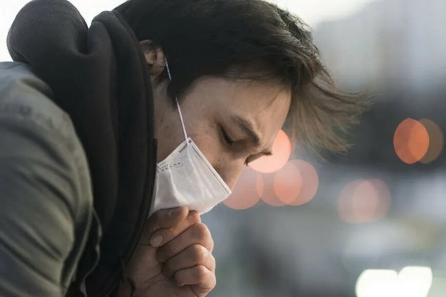 Заболевшие на 27. Человек в маске кашляет. Человек в медицинской маске кашля. Фото ребенок кашляет в маске.