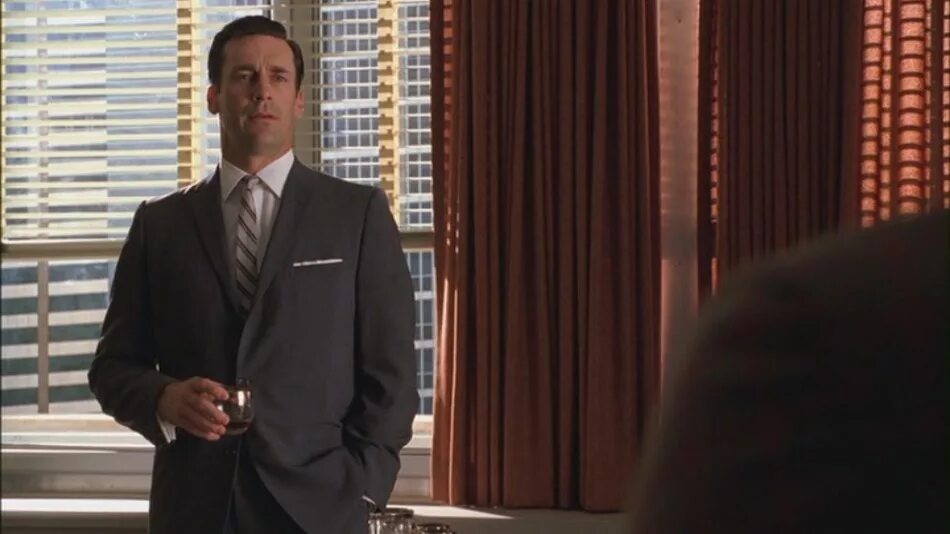 Don t believe everything you read. Джон хэмм безумцы. Джон хэмм с виски. Дон дрейпер в очках. Don everything.