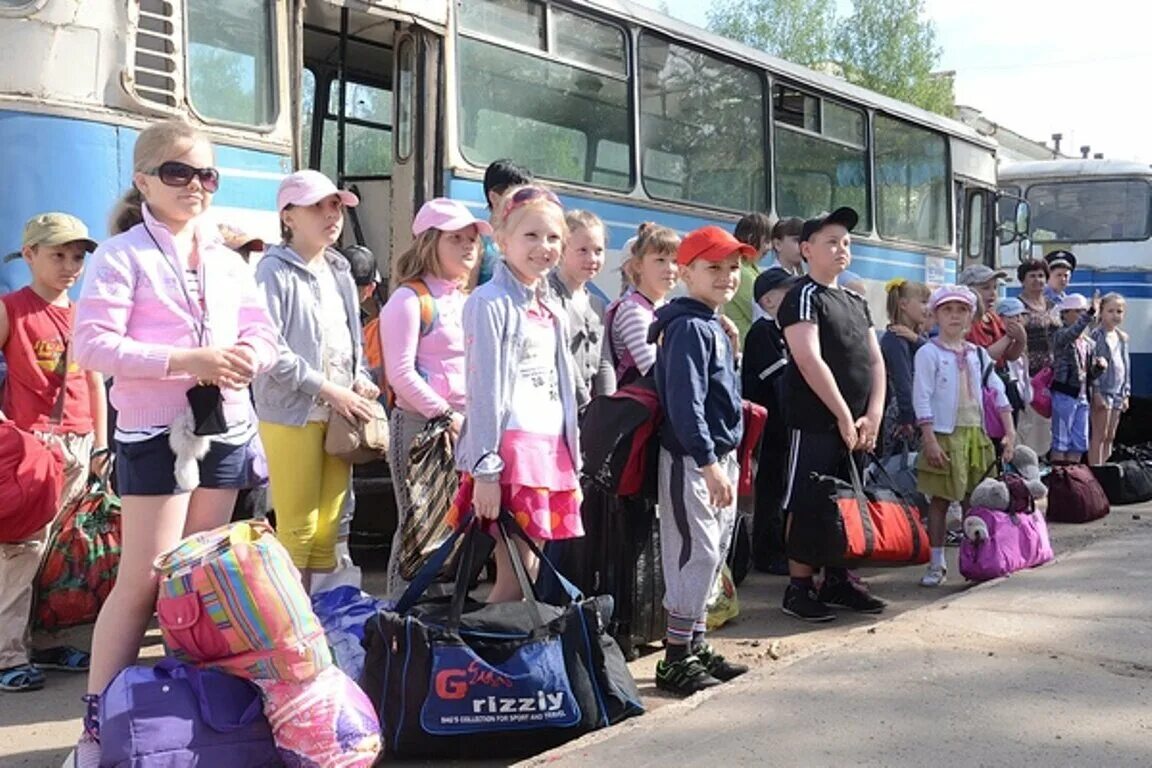 В какие лагеря отправляют детей из белгорода. Дети едут в лагерь. Поездка в лагерь. Дети уезжают из лагеря. Приезд в лагерь.