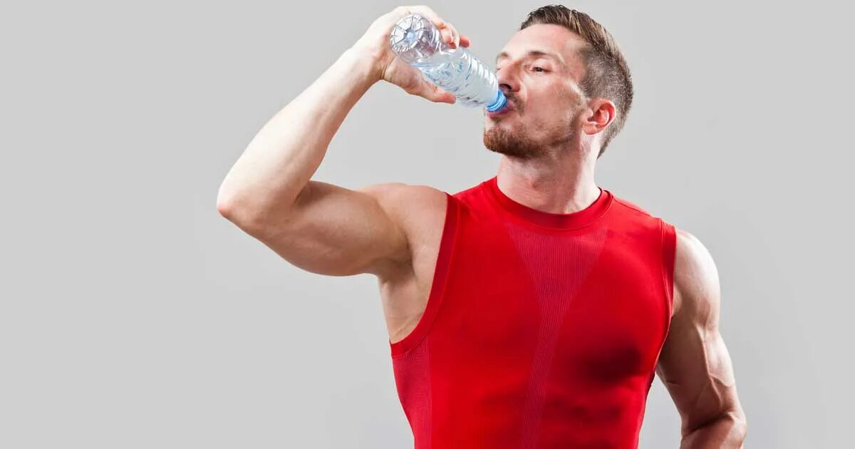 Что пьют спортсмены во время. Спортсмен пьет воду. Вода для спортсменов. Спортсмен пьющий воду. Вода Атлет.