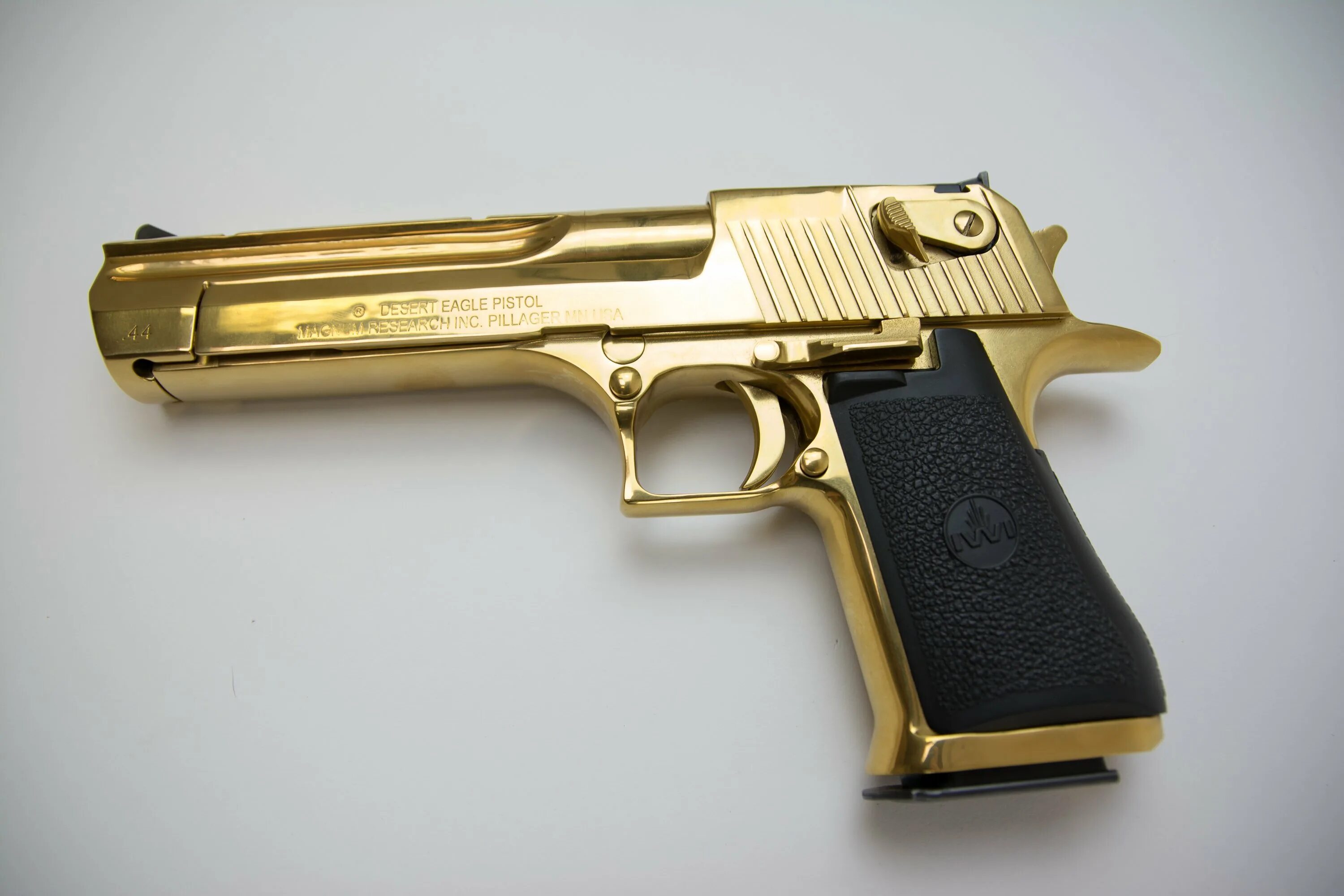 Про дигла. Золотой Desert Eagle. Desert Eagle револьвер. Дигл пустынный Орел.