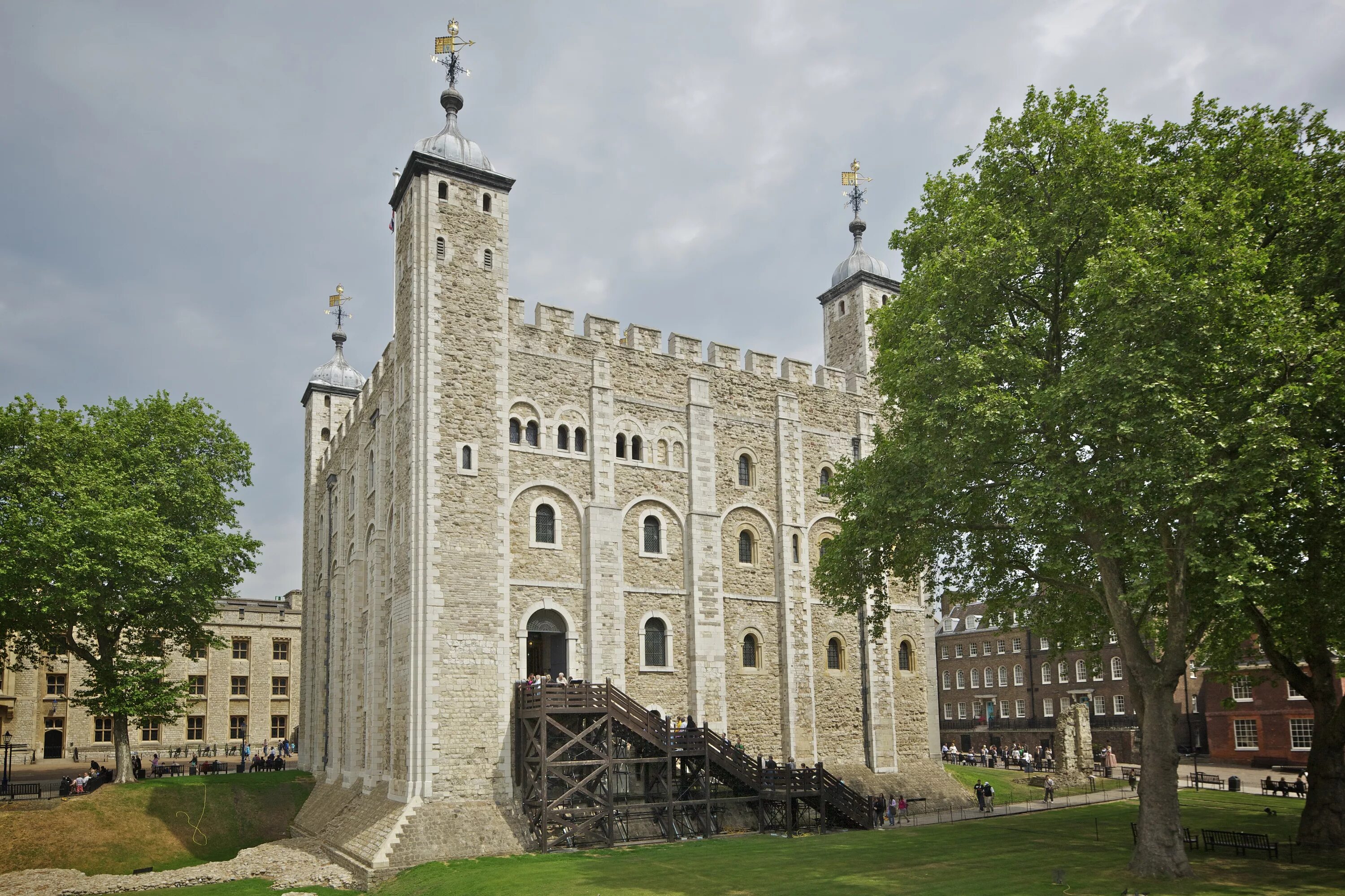 Тауэр белая башня Лондон. Донжон Тауэра белая башня. Замок Вильгельма завоевателя - Тауэр (Лондон). Белая башня в лондонском Тауэре.