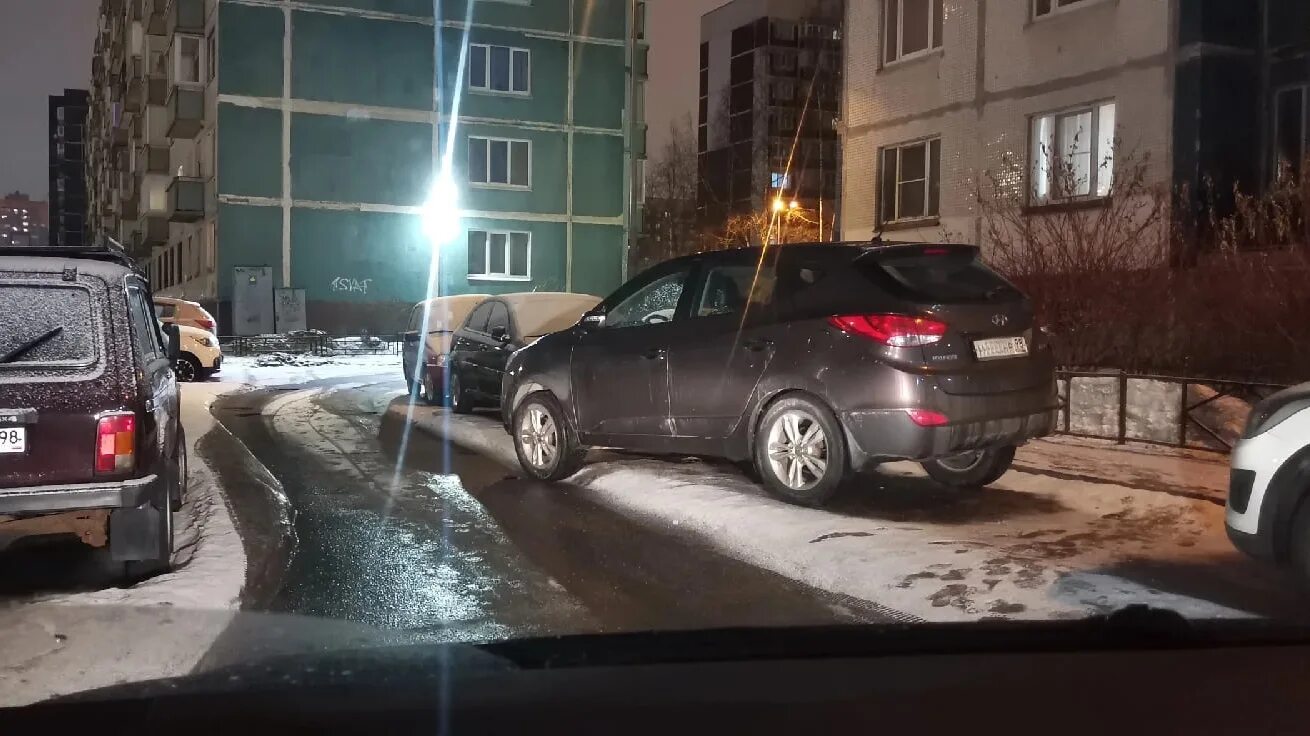 Парковка спб новости. Парковки СПБ патруль. С621рр197 парковка в сугробе. Рено аркана в сугробе на стоянке без колес.