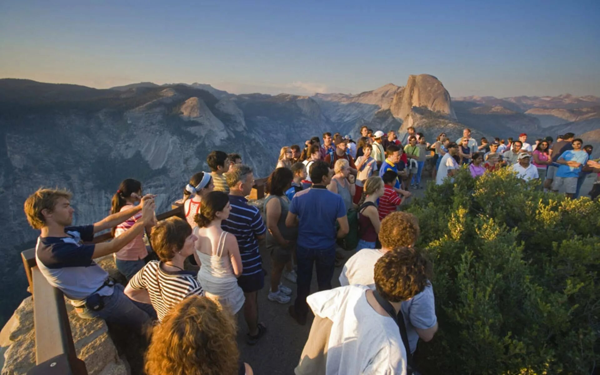 Cultural tourism. Рекреационный туризм. Экскурсионно-познавательный туризм. Рекреационно познавательный туризм. Туристы на экскурсии.