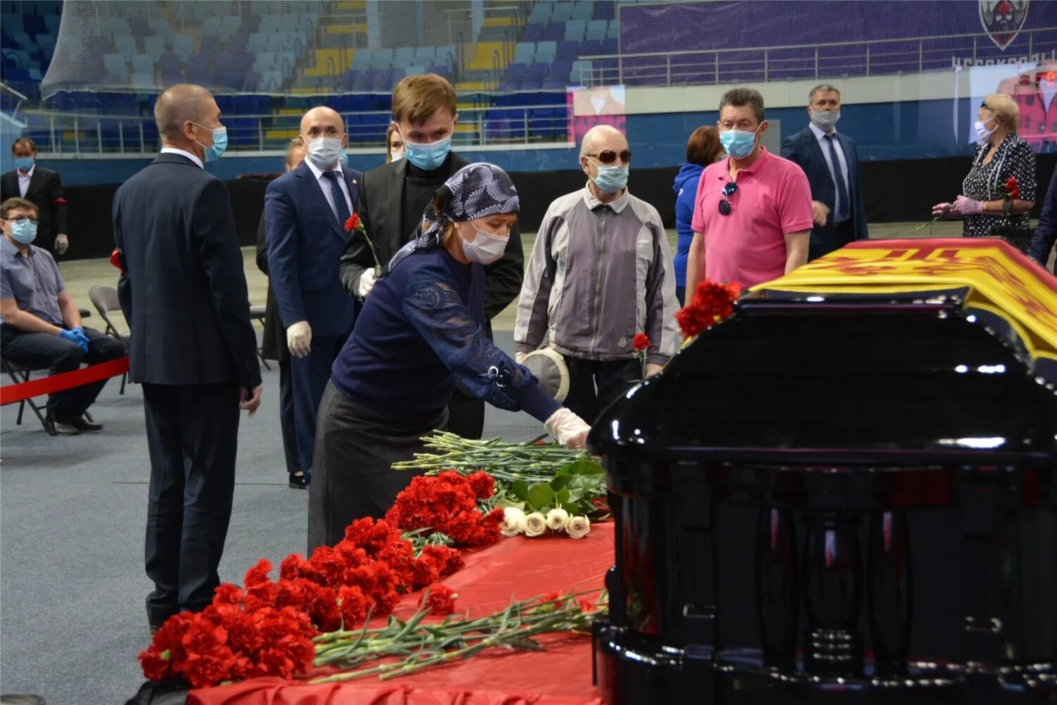 валентина тазекенова похороны. могила игнатьева главы чувашии. похороны главы чувашии михаила игнатьева. похороны экс главы чувашии михаила игнатьева. глава чувашии михаил игнатьев.