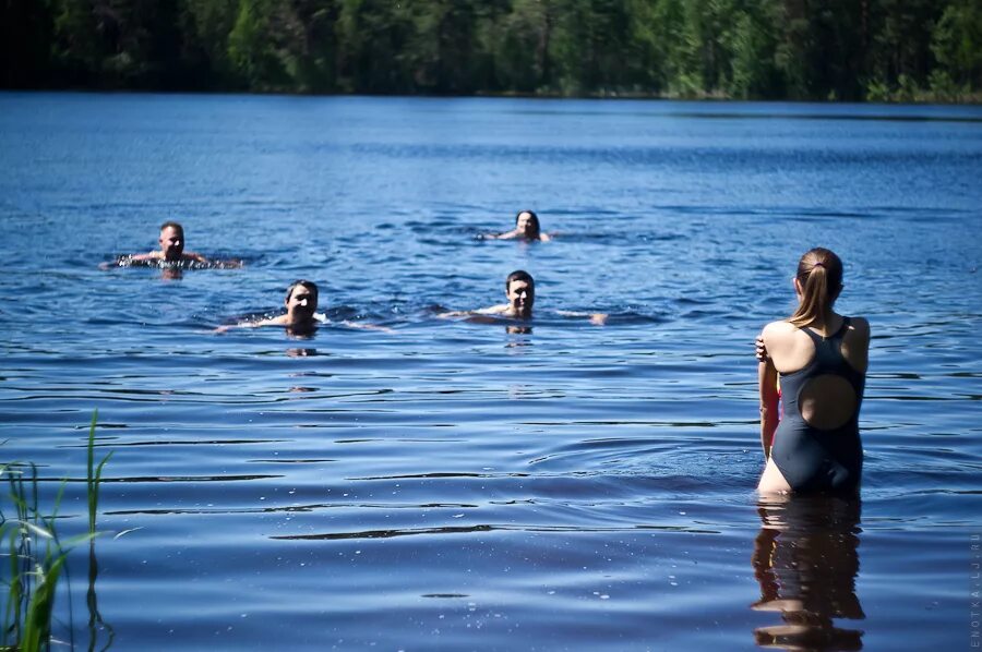 купаемся на речке. вода озеро. купание в горной реке. в озере где то далеко купаются. купаться в реке.