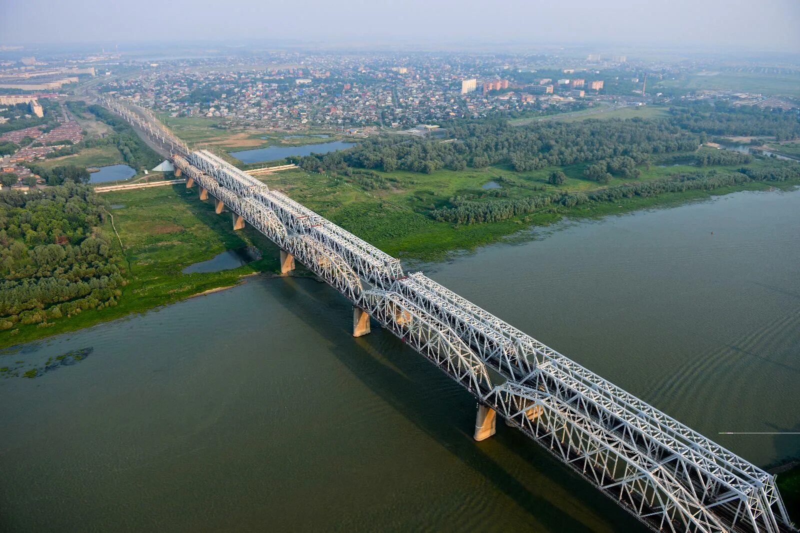 Дорога пересекает реку. Омский Железнодорожный мост через Иртыш. Мост через реку Иртыш в Омске. ЖД мост через Иртыш в Омске. Омский Железнодорожный мост через реку Иртыш.