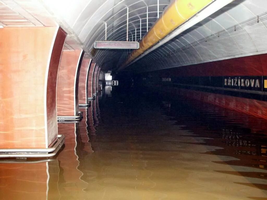 Потоп Прага 2002 метро. Затопление метро в Праге 2002. Наводнение метро Прага. Метро Прага 2002. Затопит ли вокзал