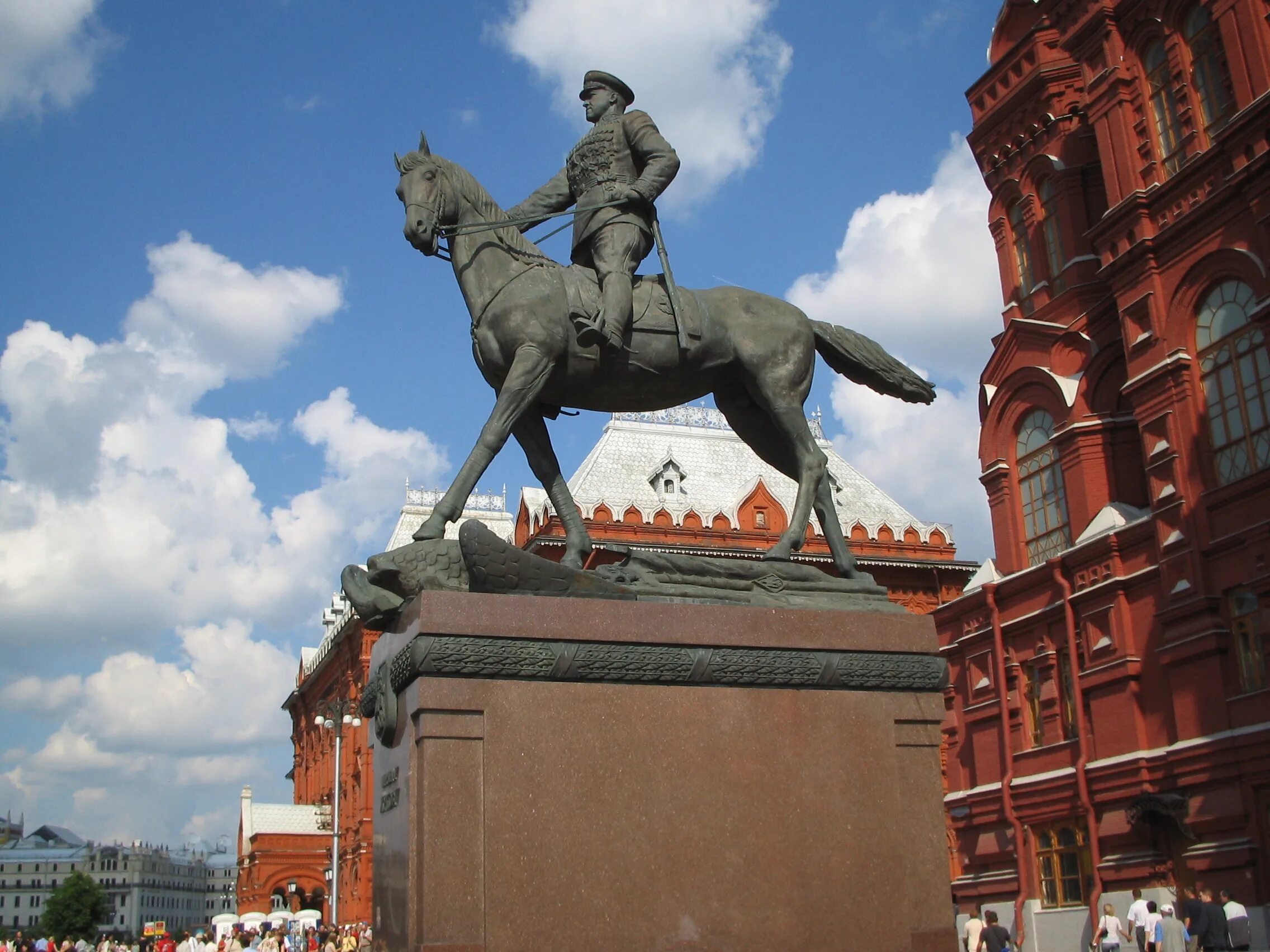 20 памятников москвы. Памятник маршалу Жукову. Памятник Георгию Жукову в Москве. Памятник маршалу Георгию Константиновичу Жукову. Памятник г к Жукову на Манежной площади в Москве.