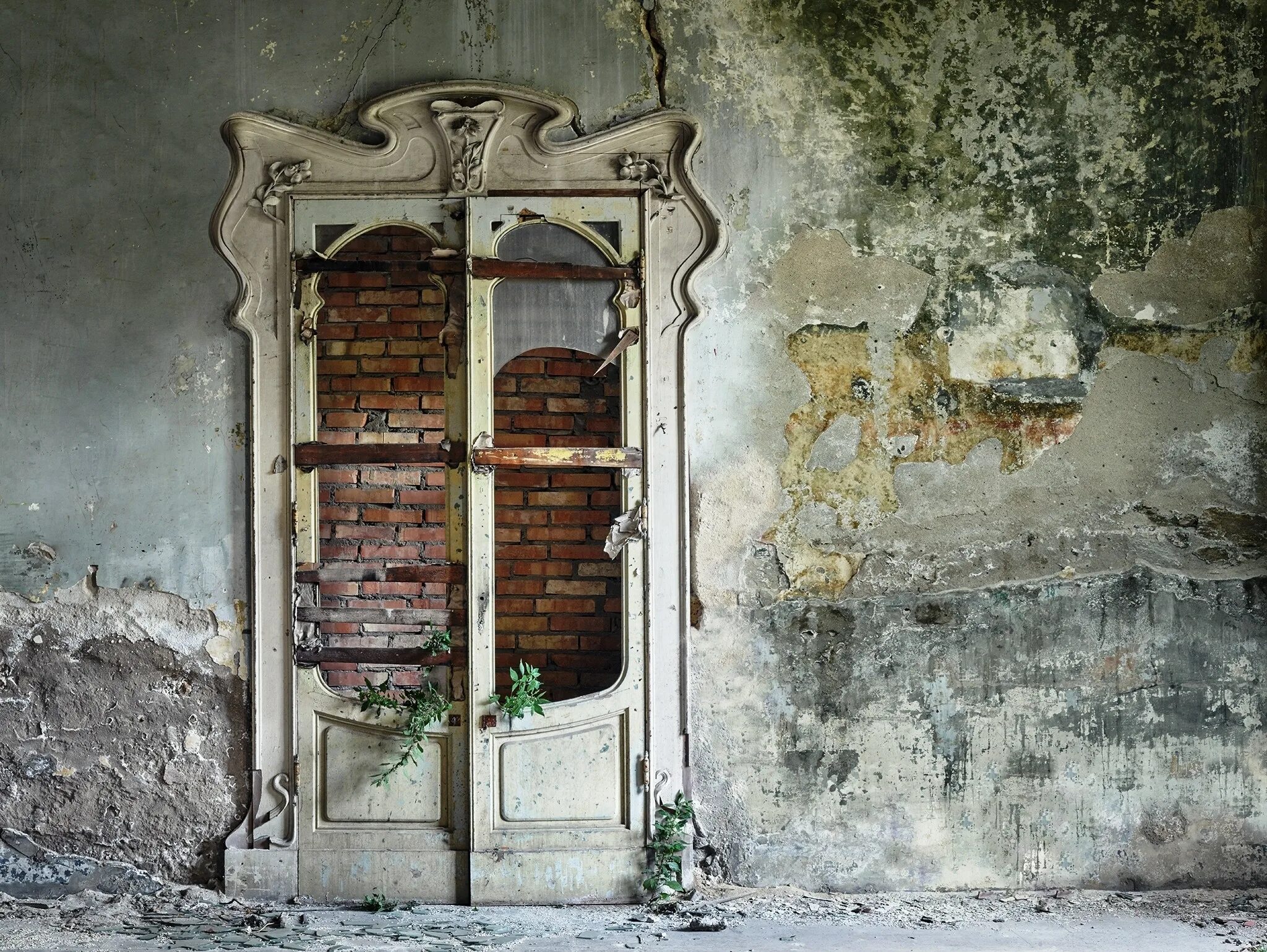 Разрушенное окно. Старинная дверь. Старинная стена. Старинная дверь в комнате. Старая обшарпанная дверь.