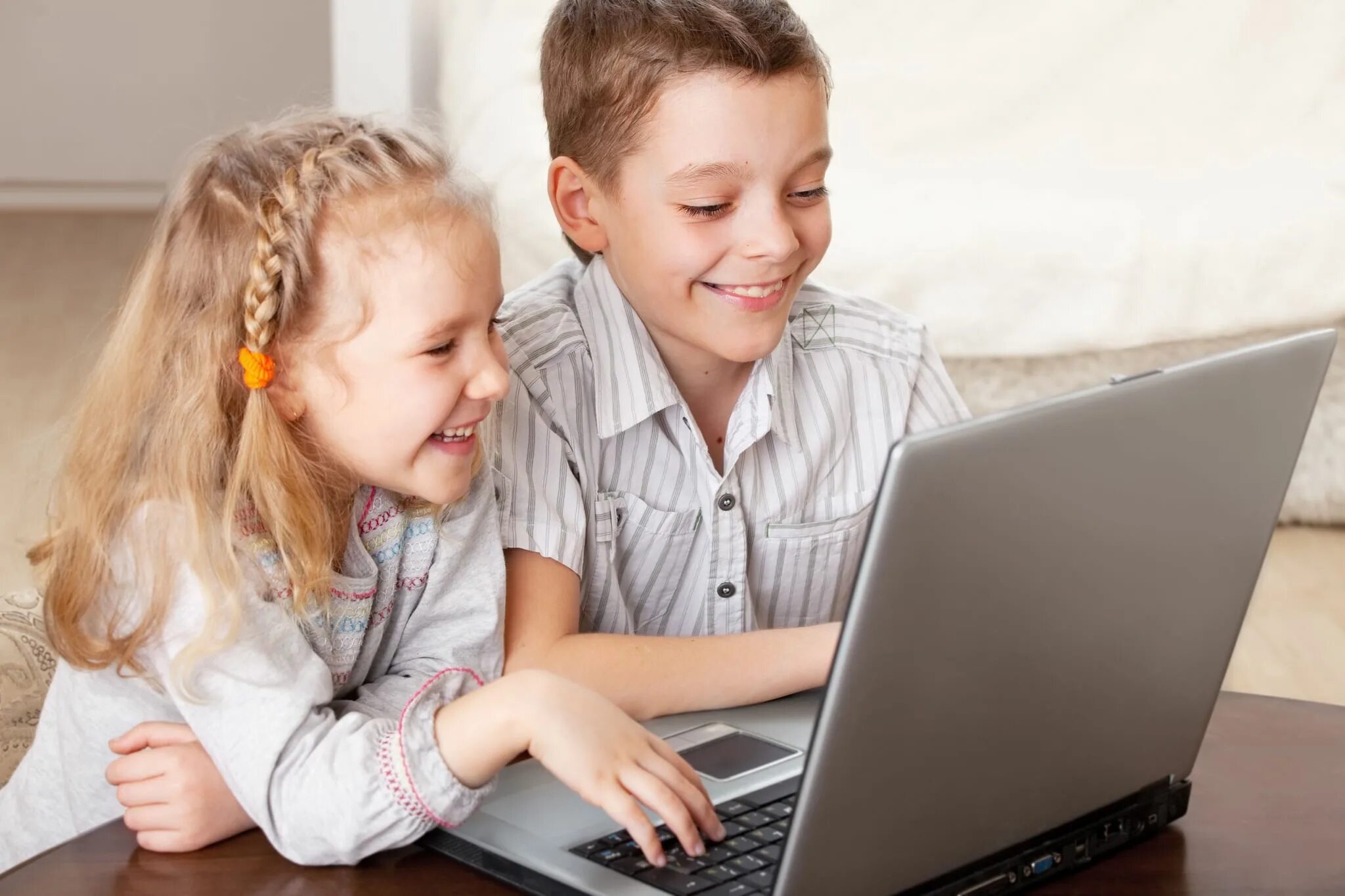 Ребенок за компьютером. Детям об интернете. Компьютер для детей. Школьник в интернете.