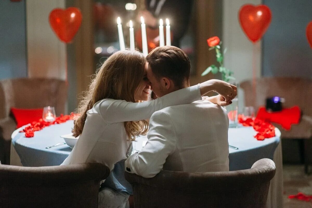 Романтическая обстановка в комнате. Идеи свиданий на 14 февраля. Фотографии на 14 февраля день влюбленных. Сервировка стола на 14 февраля. Романтичное украшение комнаты.