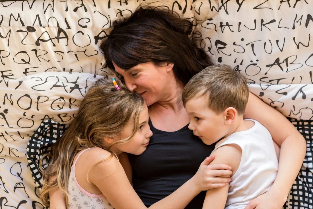 Счастливая мама с дочкой. Мама с двумя детьми. Международный день матери. Счастливая мама счастливая семья. Мама дочь и мальчик.