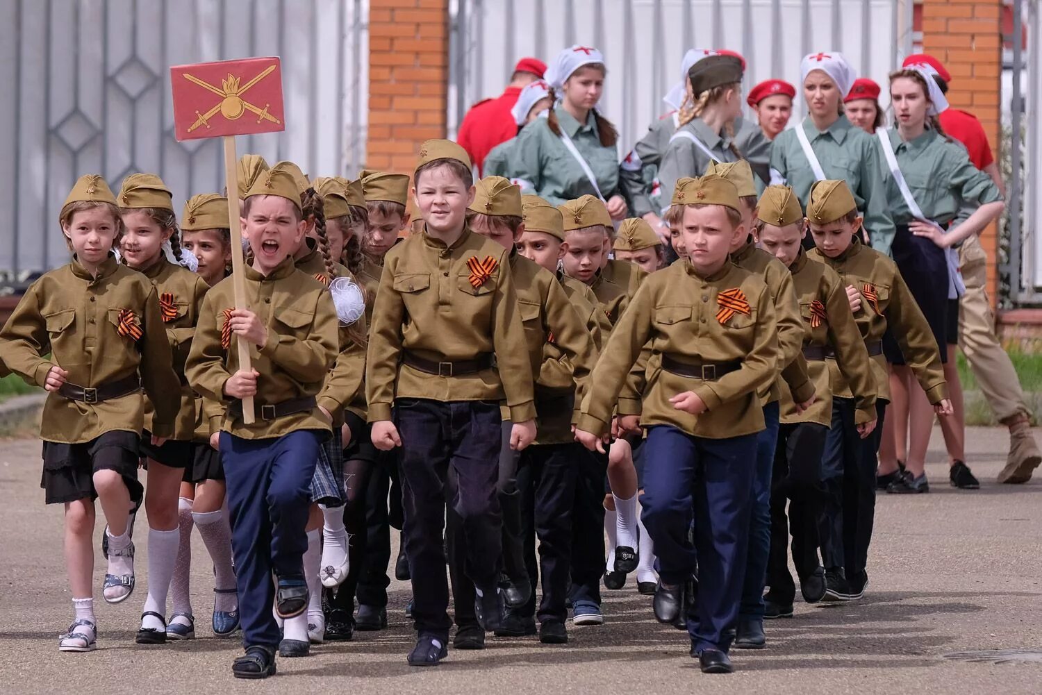 Дети на параде. Дети в военной форме. Малыш в военной форме. Дети на параде 9 мая.