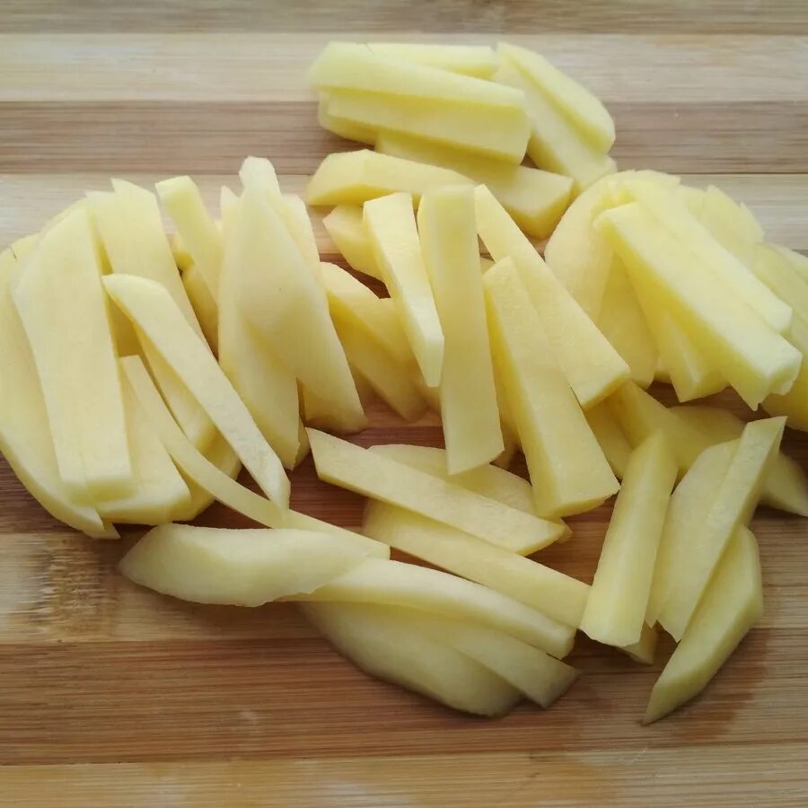 Форма нарезки картофеля брусочками. Картошка нарезанная брусочками. Картофель нарезанный брусочками. Нарезать брусочками. Порезать картофель брусочками.